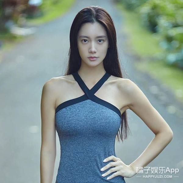 陆毅女儿的长腿太惊人，在上百人中一眼就能认出来